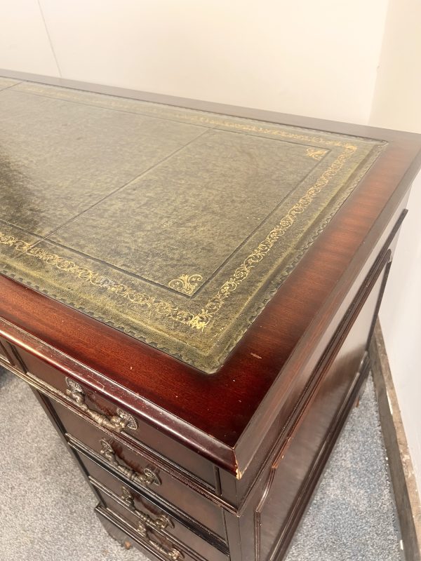 A Large Antique Mahogany  Leather Topped Twin Pedestal Writing Desk - Image 4