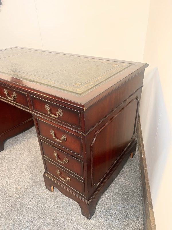 A Large Antique Mahogany  Leather Topped Twin Pedestal Writing Desk - Image 7