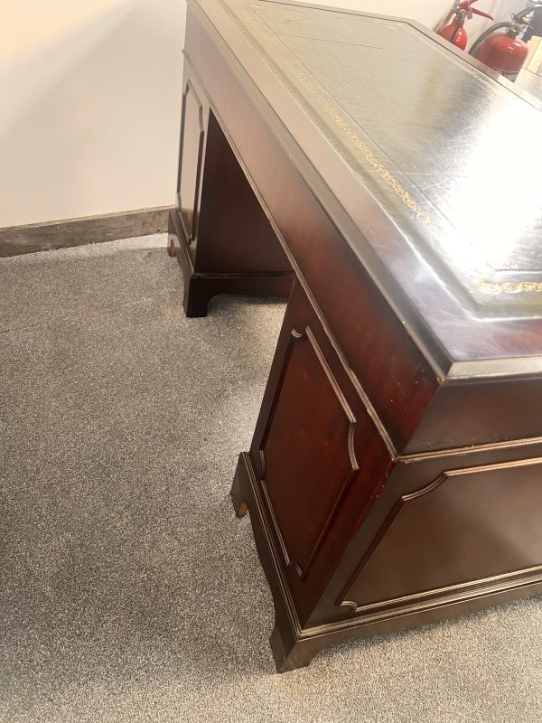 A Large Antique Mahogany  Leather Topped Twin Pedestal Writing Desk - Image 9