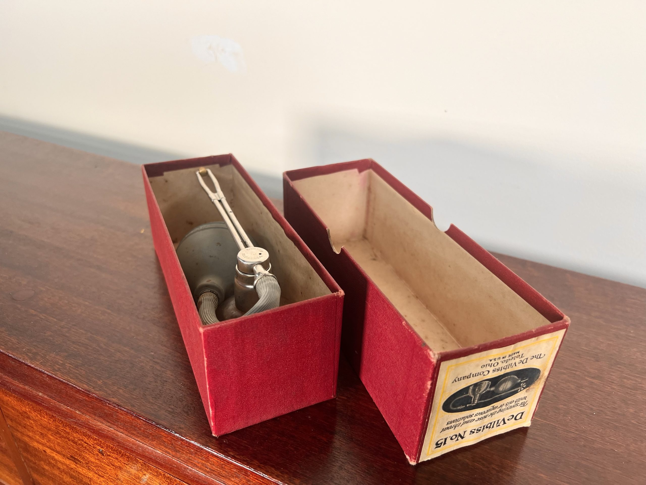 Vintage DeVilbiss No.15 Atomizer Complete With Its Original Box - Image 2