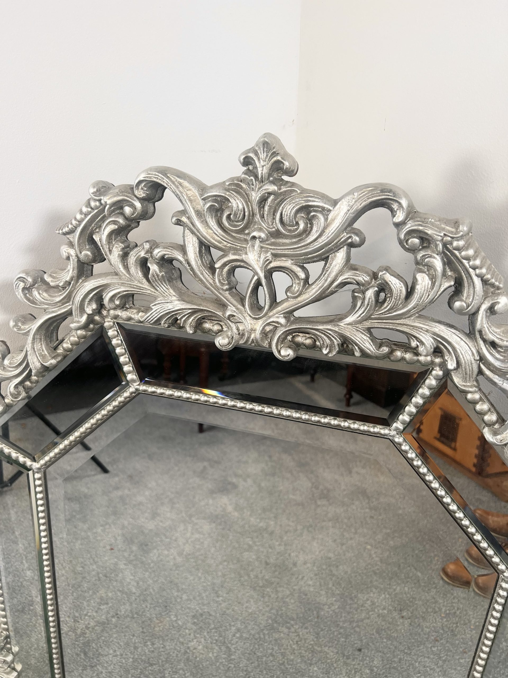 Classic French Style Venetian Mirror With Decorative Crest - Image 4