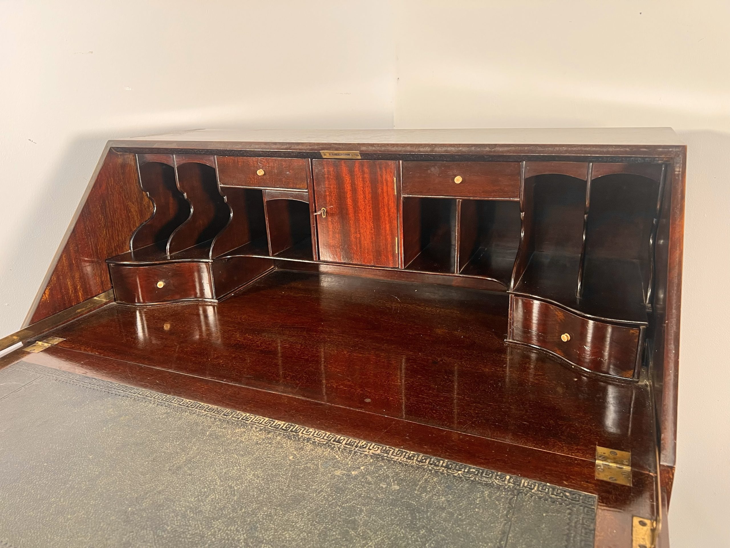 An Antique 20th Century Fine Quality Bureau In Mahogany - Image 2