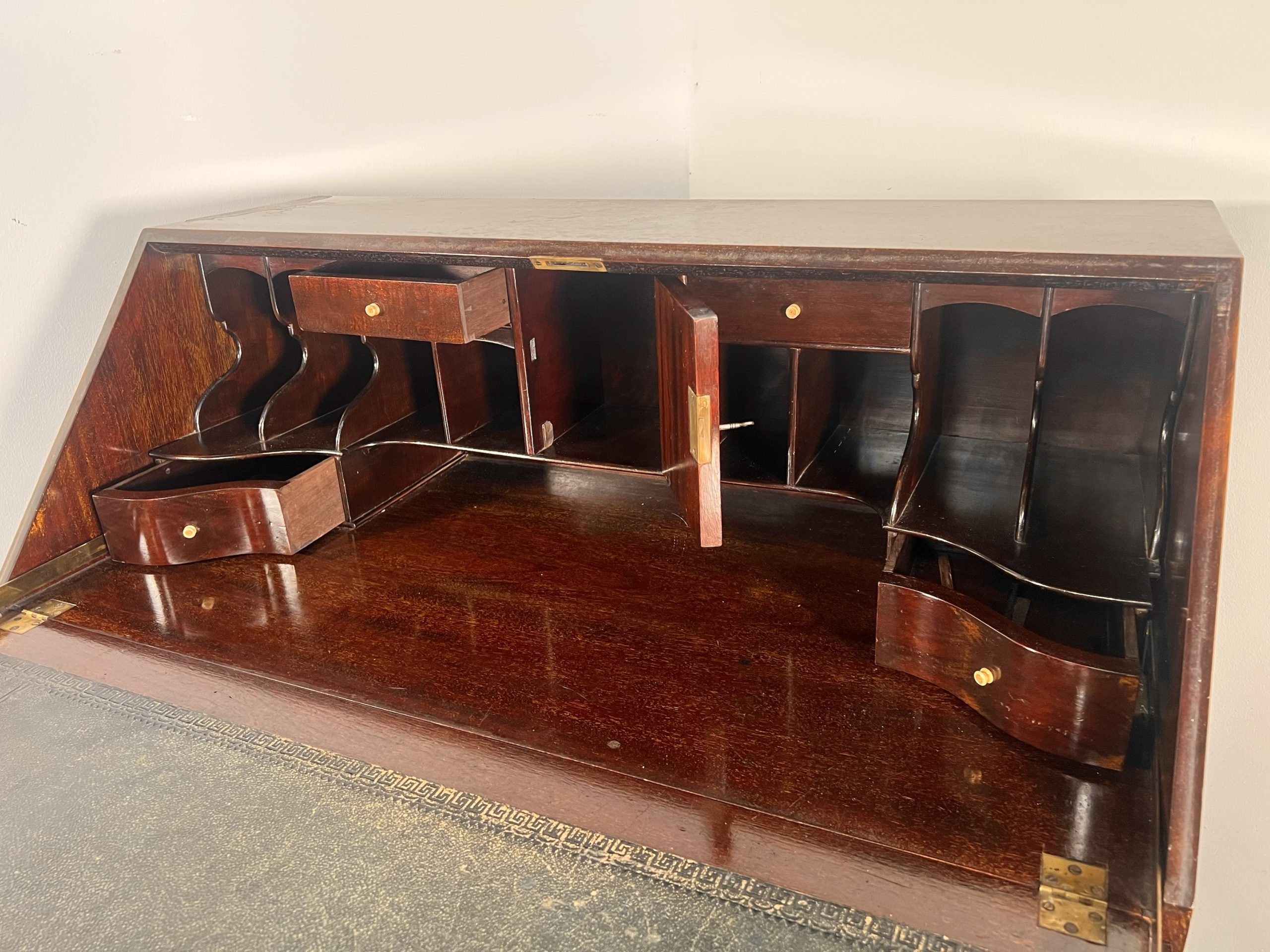 An Antique 20th Century Fine Quality Bureau In Mahogany - Image 4