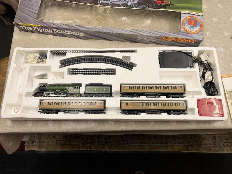 Hornby R869 Flying Scotsman 00 Gauge Electric Train Set - Image 2