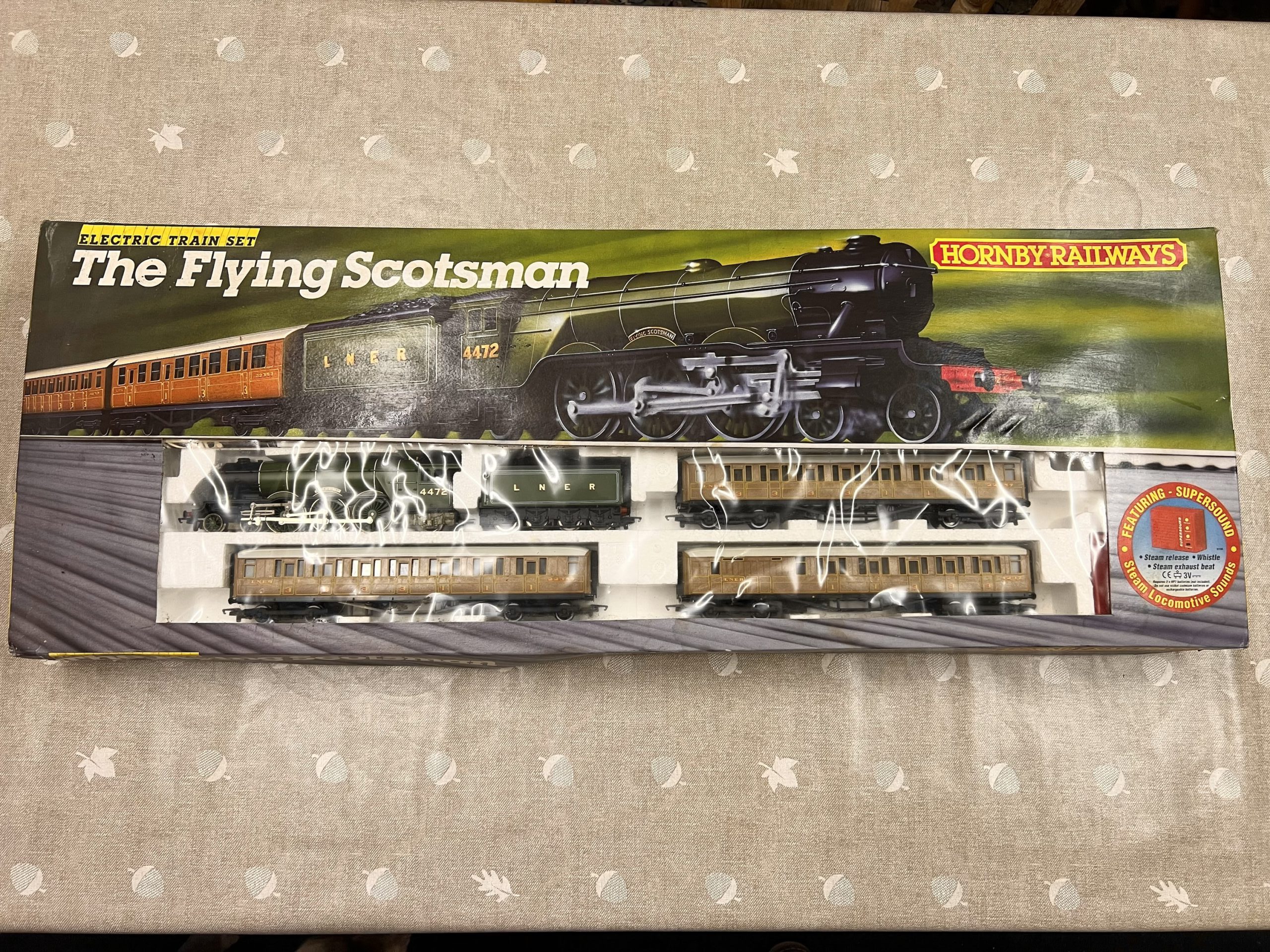 Hornby R869 Flying Scotsman 00 Gauge Electric Train Set