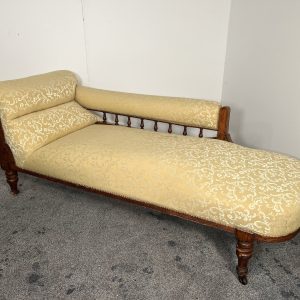 Antique Edwardian Mahogany Rail-Back Chaise Longue (Circa 1901–1910)