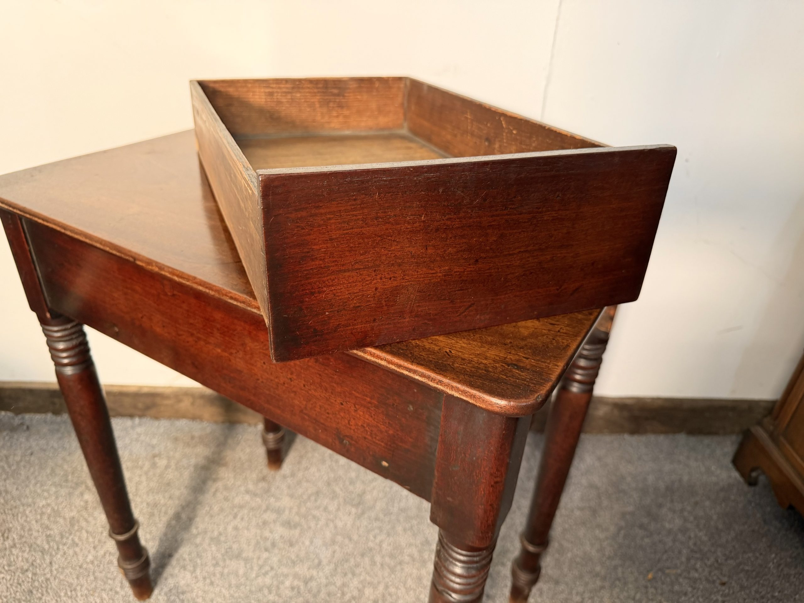 A lovely 19th Century Mahogany Side Table - Image 4