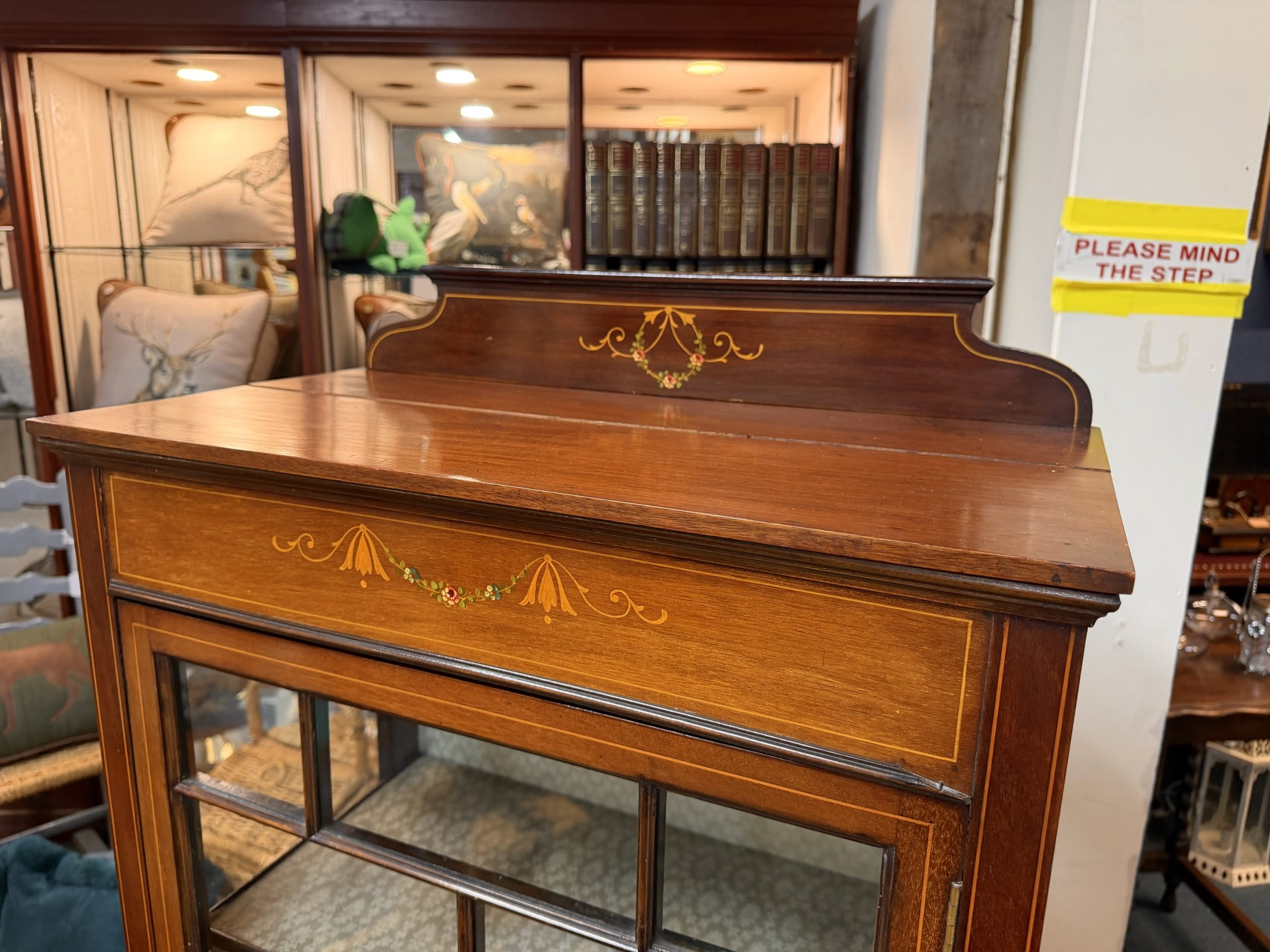 Antique Edwardian Inlaid Mahogany Display Cabinet – c.1890–1910 - Image 5